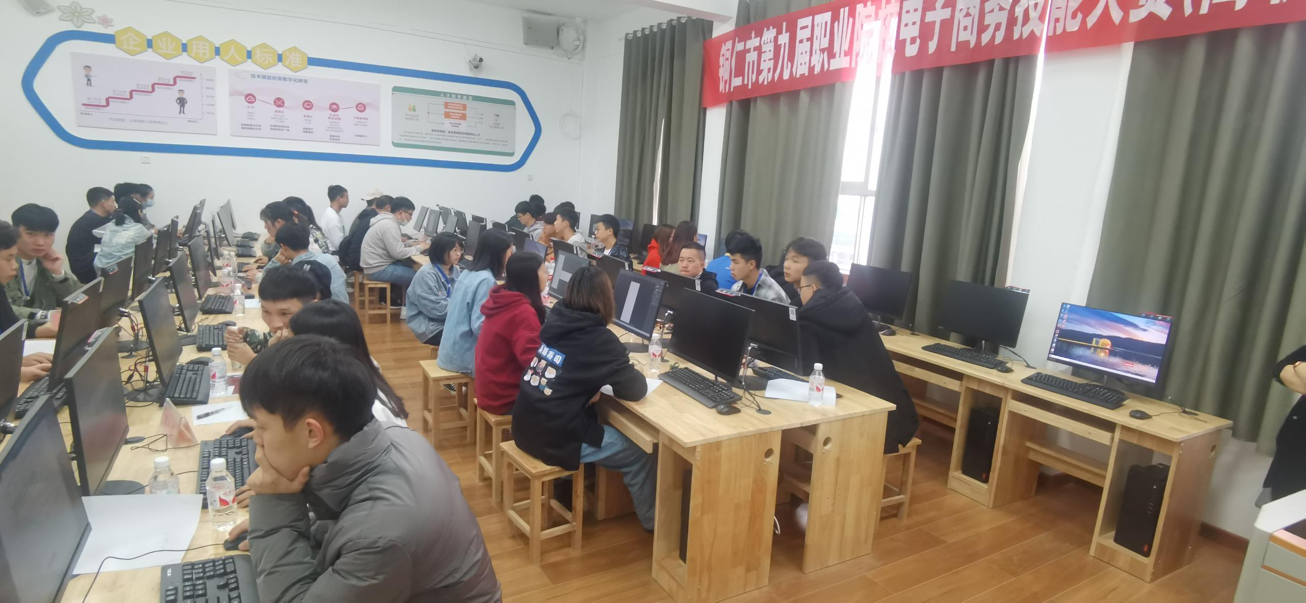 喜报:经济与管理学院在“铜仁市第九届职业(技工)院校技能大赛”中喜获佳绩(图6) 喜报:经济与管理学院在“铜仁市第九届职业(技工)院校技能大赛”中喜获佳绩(图6)