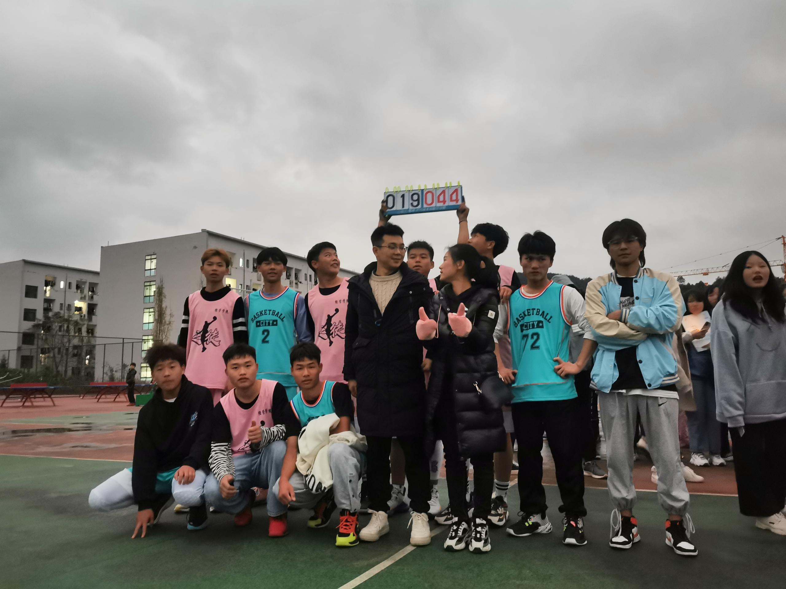 经济与管理学院—2020届篮球友谊赛打响(图1) 经济与管理学院—2020届篮球友谊赛打响(图1)