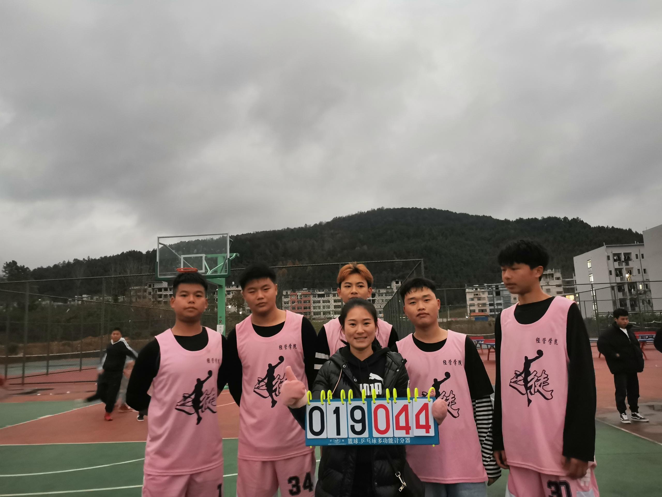 经济与管理学院—2020届篮球友谊赛打响(图2) 经济与管理学院—2020届篮球友谊赛打响(图2)