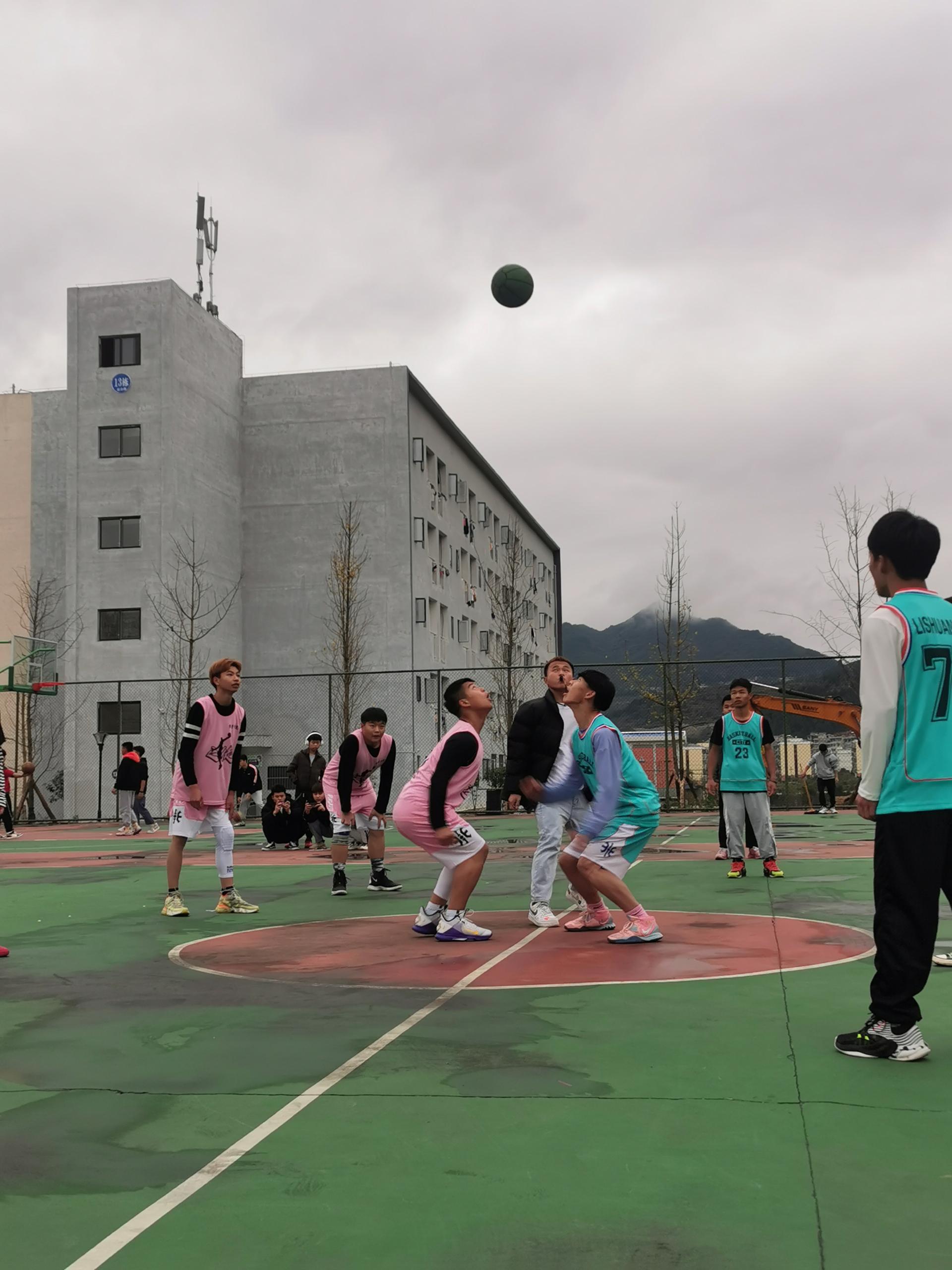 经济与管理学院—2020届篮球友谊赛打响(图5) 经济与管理学院—2020届篮球友谊赛打响(图5)