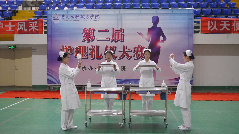 展礼仪文化·扬职业风采——护理学院隆重举行贵州工程职业学院第二届护理礼仪大赛开幕式暨选拔赛初赛(图8) 展礼仪文化·扬职业风采——护理学院隆重举行贵州工程职业学院第二届护理礼仪大赛开幕式暨选拔赛初赛(图8)