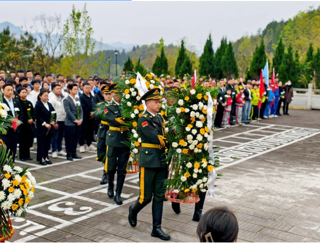 清明祭英烈 丰碑砺青春|我校联合共青团德江县委开展“清明祭英烈 丰碑砺青春”主题团日活动(图1)