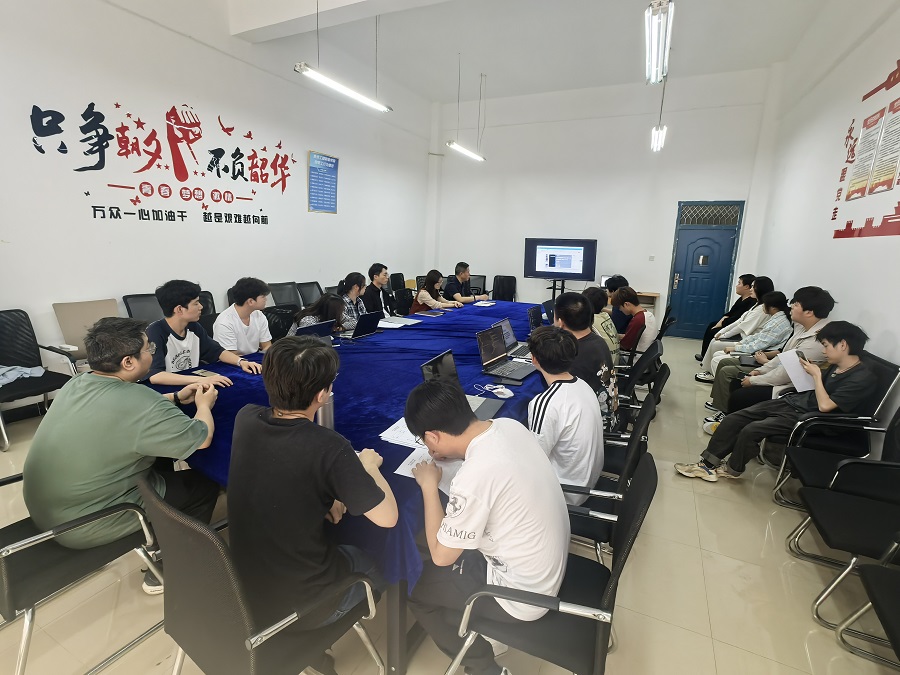 锤炼技能谋突破 精研方案备省赛 人工智能与信息工作学院启动省赛首练(图1)