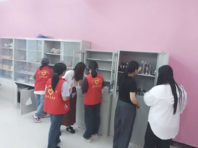 ”党建引领劳动志,护理深耕育菁华“护理学院教师党支部和学生党支部联合开展实训设施 “焕新颜”主题党日活动(图2) ”党建引领劳动志,护理深耕育菁华“护理学院教师党支部和学生党支部联合开展实训设施 “焕新颜”主题党日活动(图2)