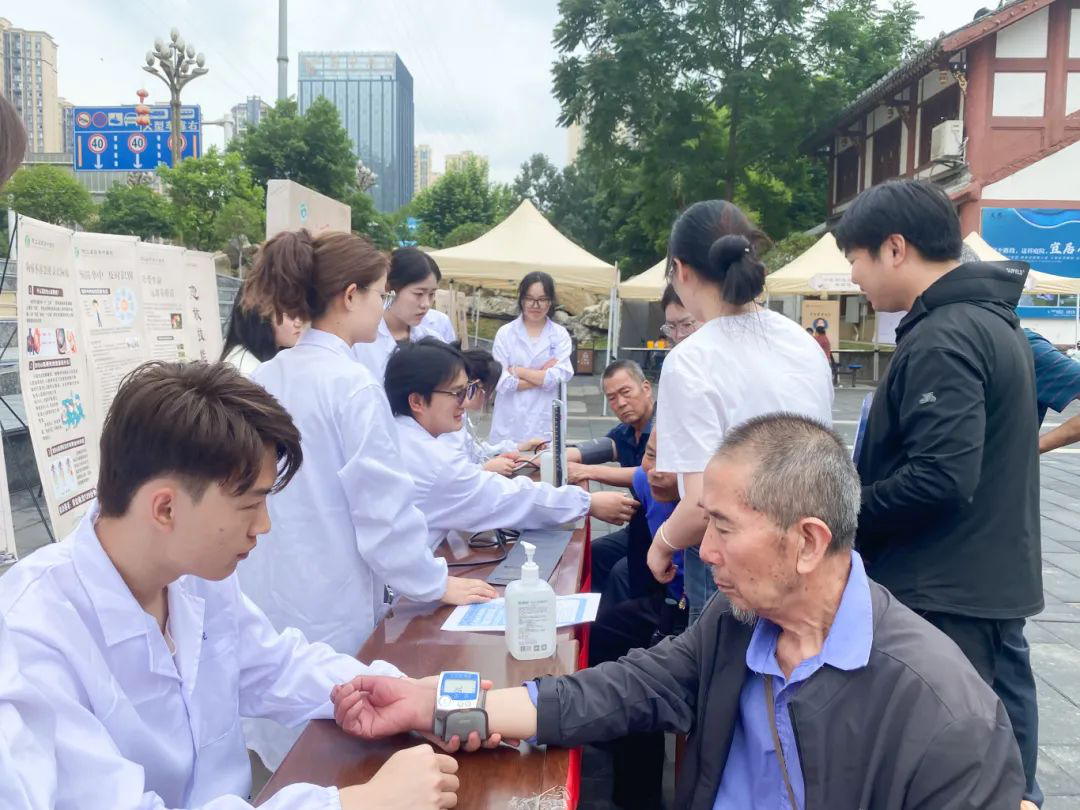 医教携手护健康 党群同心践初心丨我校药学院开展公益健康服务行动(图1)