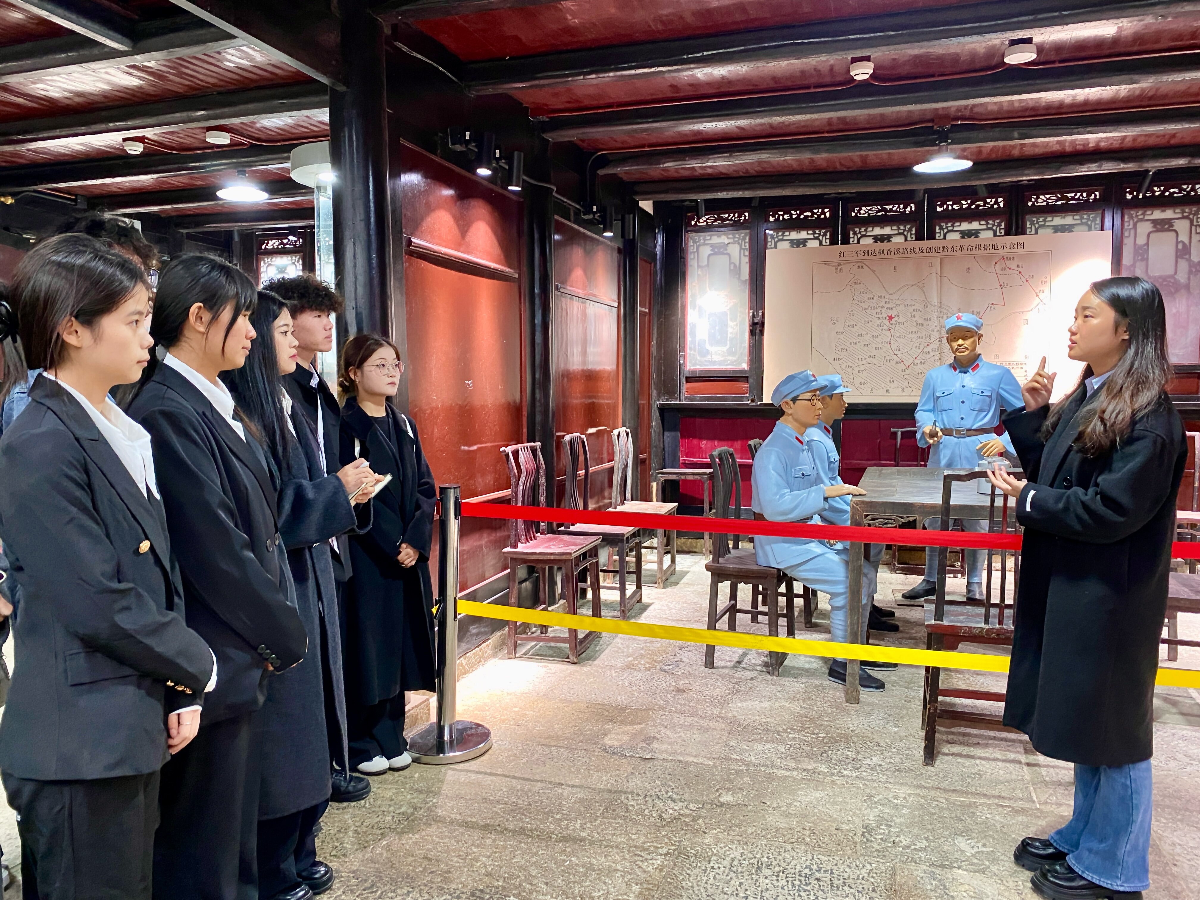 红色热土育青春 行走团课强担当——药学院组织团学干部赴枫香溪红色基地开展 沉浸式团课(图1) 红色热土育青春 行走团课强担当——药学院组织团学干部赴枫香溪红色基地开展 沉浸式团课(图1)