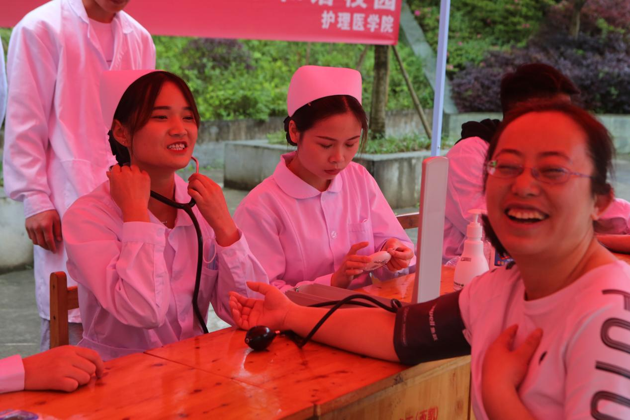 贵州工程职业学院开展义诊宣传活动(图3) 贵州工程职业学院开展义诊宣传活动(图3)