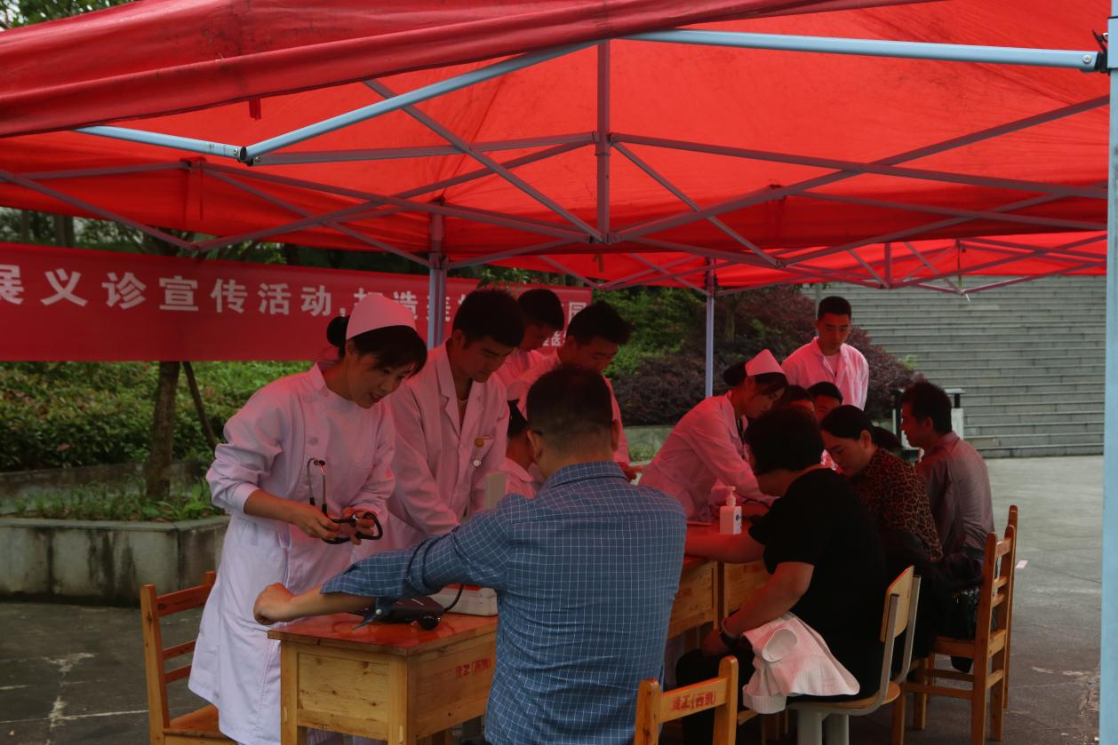 贵州工程职业学院开展义诊宣传活动(图4) 贵州工程职业学院开展义诊宣传活动(图4)